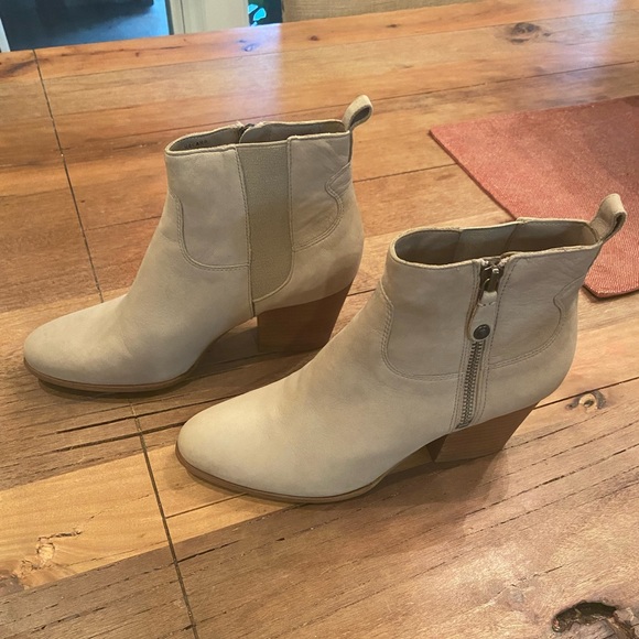 NURTURE tan leather booties, Size 7.5 - Picture 1 of 4